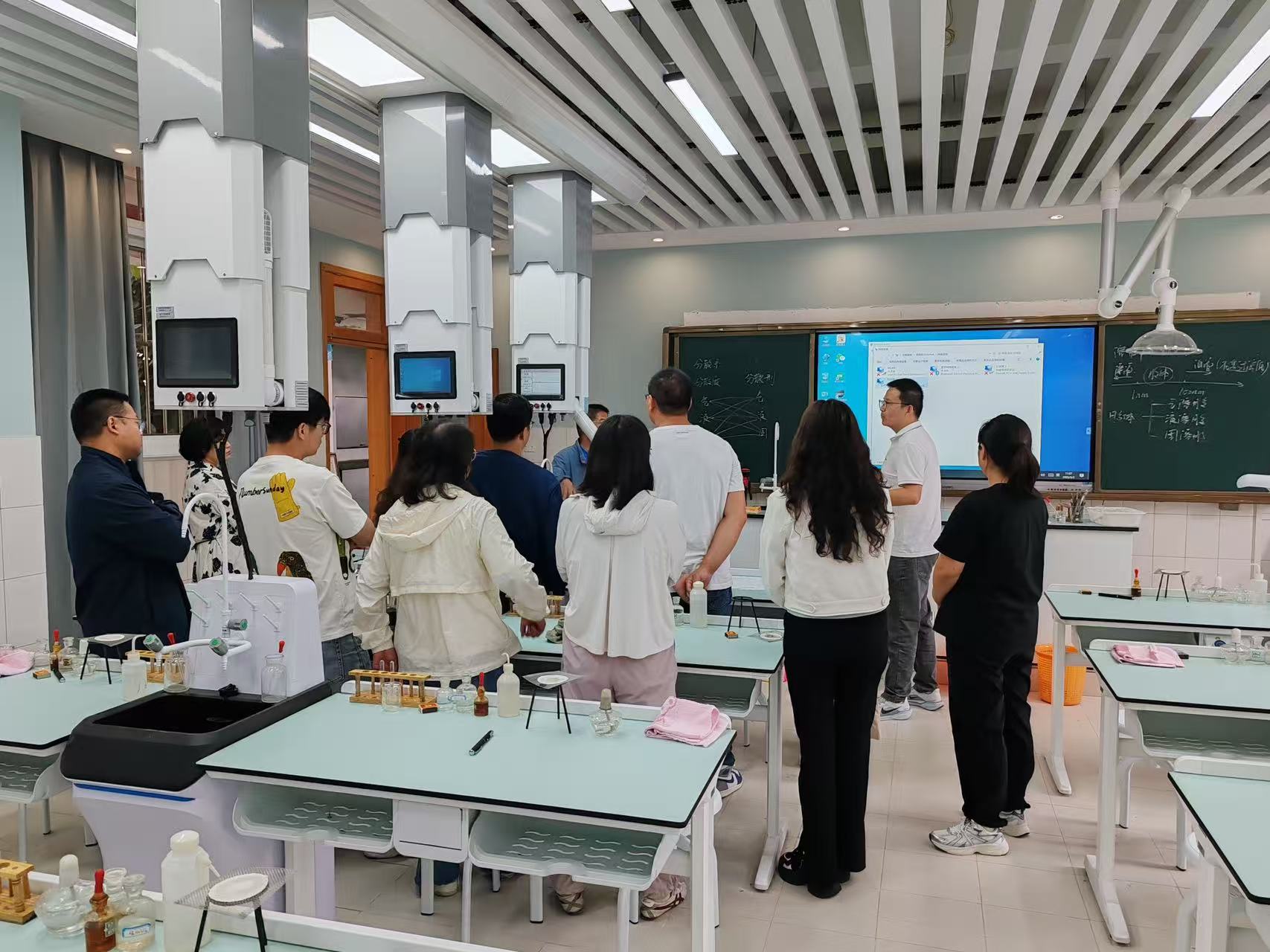 比薩教裝助力云南某校實(shí)驗(yàn)室智能化升級(jí)，開(kāi)啟實(shí)驗(yàn)教學(xué)新篇章